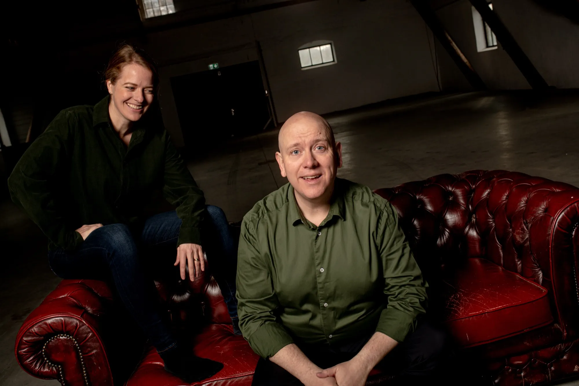 Fanny och Olof i den röda soffan