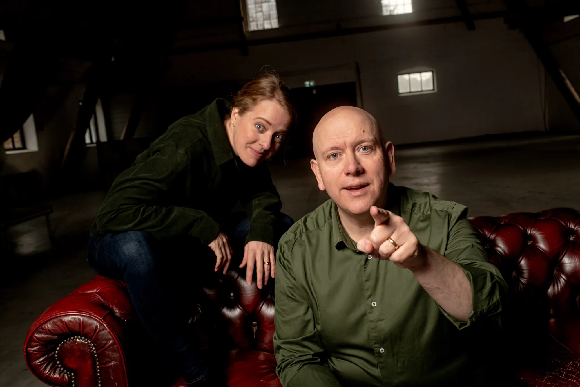Fanny och Olof i en industrilokal