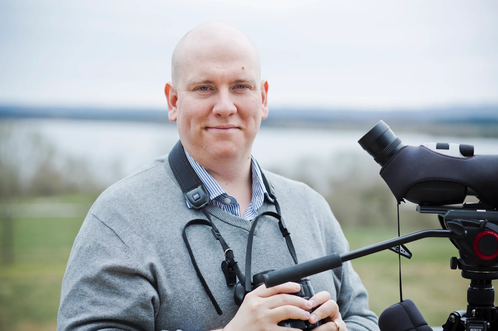 Olof Ramel med tubkikare ute i naturen