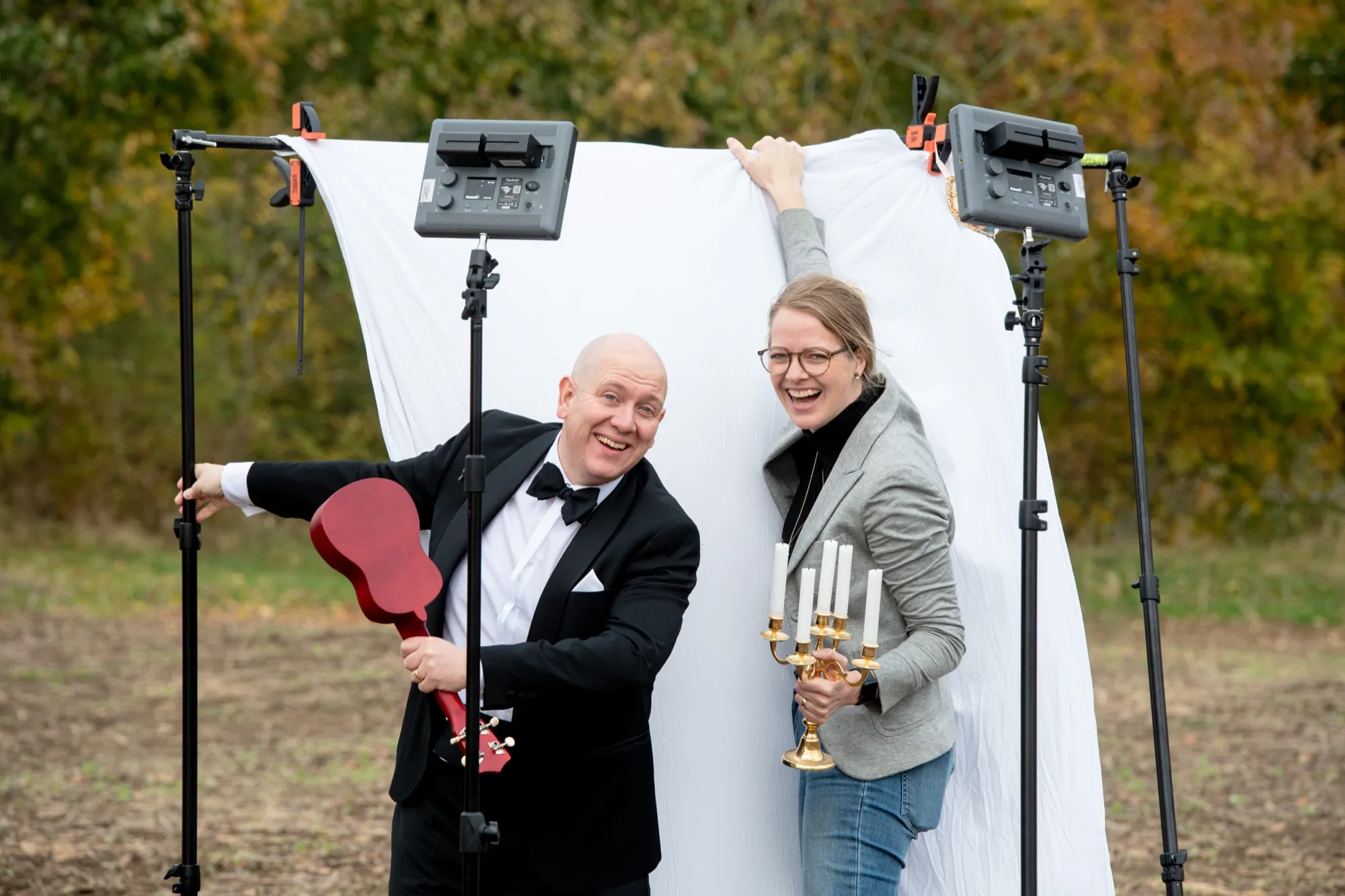 Fanny och Olof vid en fotografering på ett fält